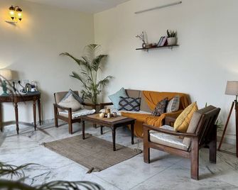 Cozy Boho retreat w/living room, terrace, balcony and private entrace. - Chandigarh - Living room