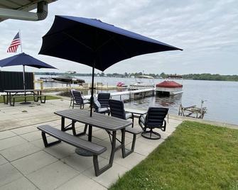 Lake front cottage recently remodeled w/ private dock and optional pontoon boat. - Conneaut Lake - Patio