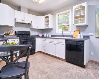 Cozy Guest House close to Downtown! - Livermore - Cocina