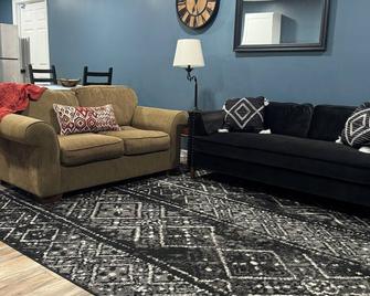 Beneath Georgia Pine apartment with AC, WiFi in lovely Lawrenceville - Lawrenceville - Вітальня