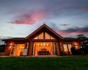 Cuddfan Lodge on a Gorgeous Private Lake - Newport - Gebäude
