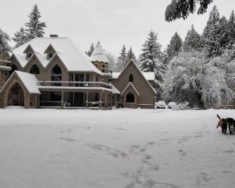 Castle Apt. Redmond / Woodinville, King Queen with AC, WiFi, close to everything - Woodinville - Building