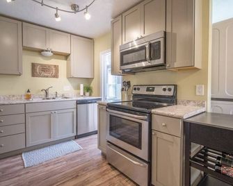 The Montgomery, Upper - Port Washington - Kitchen