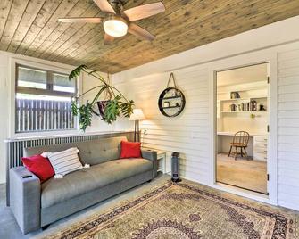 Beautiful Cody Abode w/ Grill - Walk to Downtown! - Cody - Living room