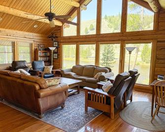 Casino Pines - on the bank of the Salmon River! - Stanley - Living room