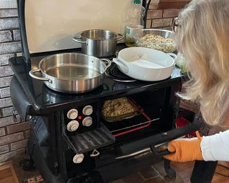 Oak Haven 1827 Cabin Rental - Morgantown - Buffet