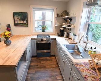 Newly renovated studio Apartment in Downtown Lexington. 5 min walk to W&L or VMI - Lexington - Kitchen