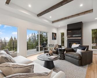 Lake Views, Modern & Luxurious, Walk to Town - Lakeside - Living room