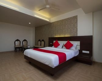 OYO 37193 Vijay Sagar Deluxe - Dombivali - Bedroom