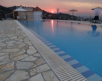 Poros View - Galatas - Piscine