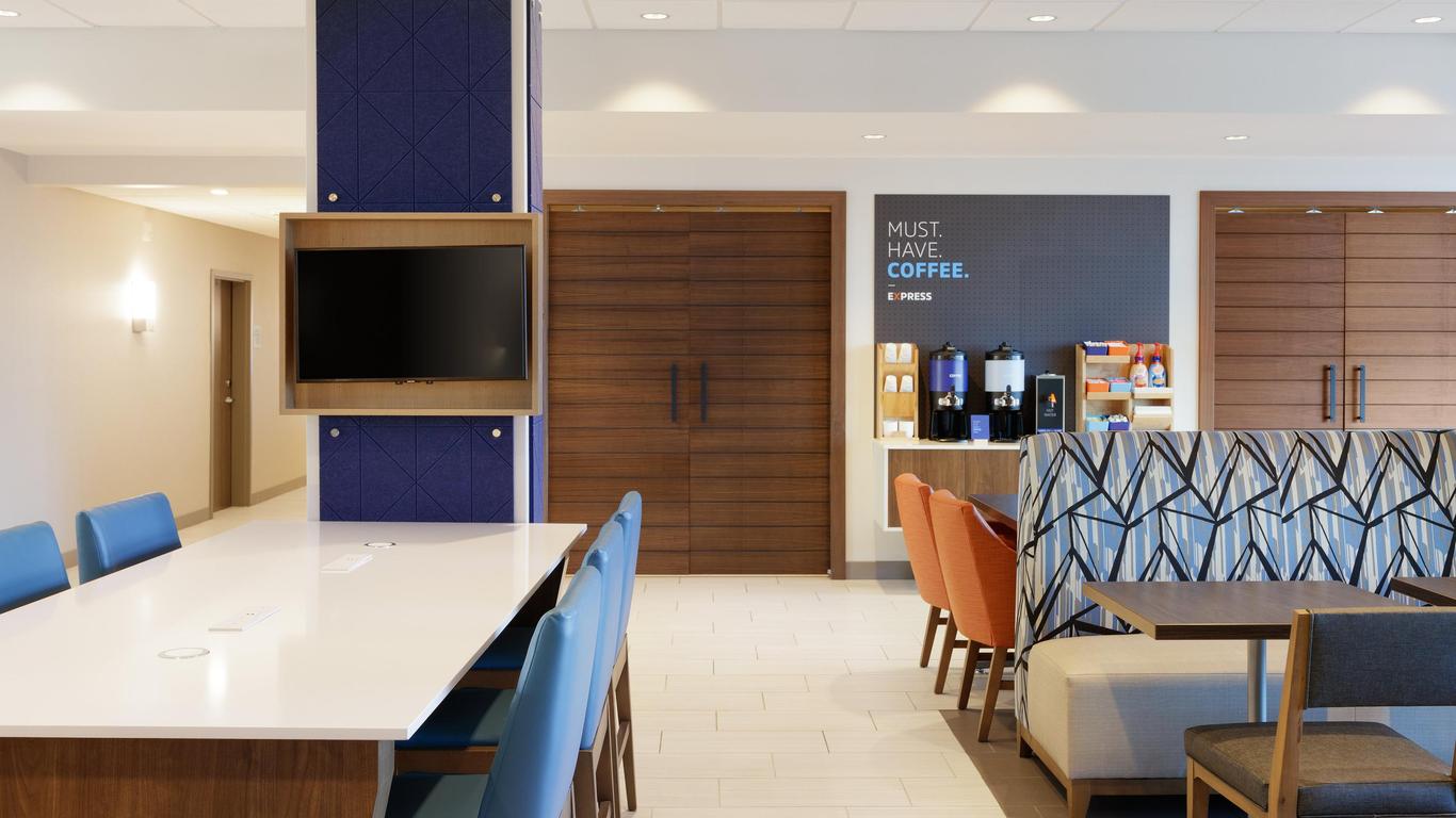 Holiday Inn Express & Suites Cleveland-Streetsboro
