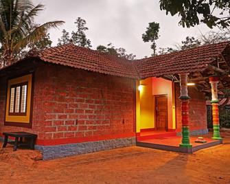 Itsy Hotels Allaranda Homestay With Valley View - Madikeri - Building