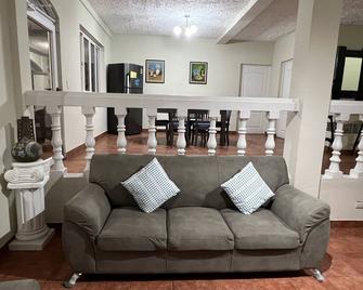 Stunning Beach House near Int. Airport, Surf City, El Tunco, 3bedrooms, sleep 12 - Playa El Pimental - Sala de estar