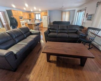Relax with the whole family at The Varaha. A peaceful cottage facing the lake - Lakefield - Living room