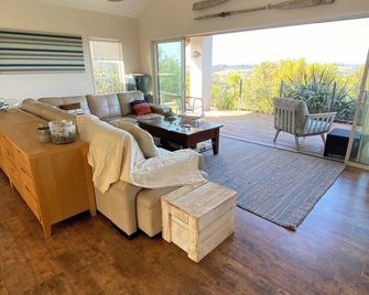 Russell's Secluded Secret - Russell - Living room