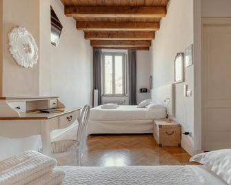 Deluxe Spaciuos Triple Room With Large Modern Ensuite Bathroom And Airconditioning - Bergamo - Bedroom