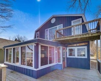 Hemingway's Hideaway: Scenic Lakefront Retreat with Hemingway's Charm - Bear Lake - Building