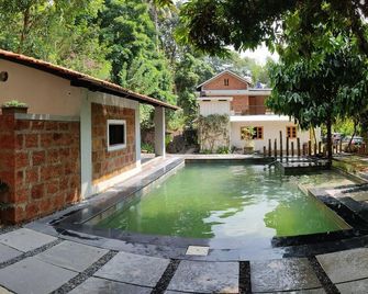 The Motville Private Villa With Pool For Family - Kenichira - Piscina