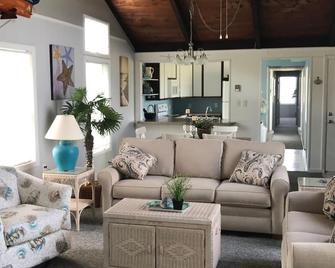 Family Friendly, Waterfront home in the Bethany Beach area - Dagsboro - Living room