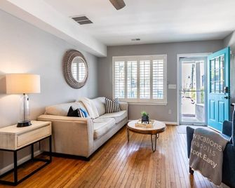 Eastport Gem with Firepit, Porch & Fenced-In Yard | Perfect for Families & Dogs - Annapolis - Living room