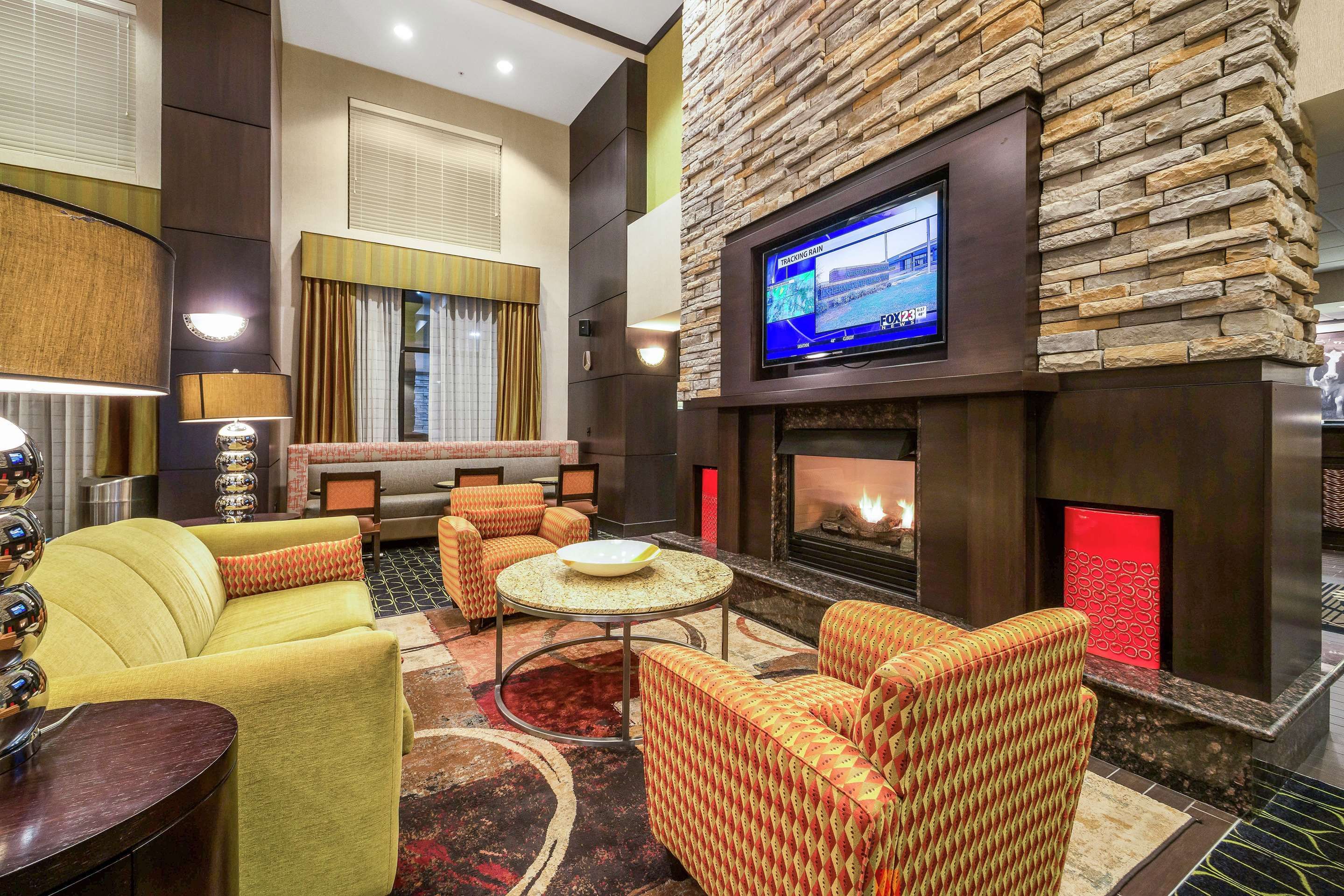Lounge view of Hampton Inn & Suites Tulsa/Catoosa