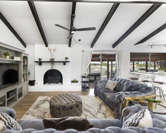 Farm Retreat with Jacuzzi, Fire Pit, Mini Goats, Mini Ponies and Mini Cows - San Marcos - Sala de estar