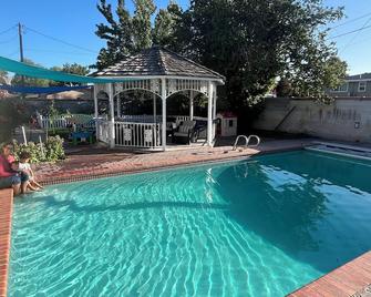 Fast Wifi | Foosball | Close To Conference Centers. - Midvale