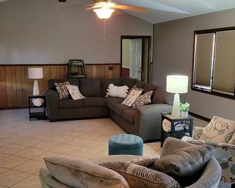 Caverns Crossing --- Close To Chipola , Mere Ball Field & The Caverns State Park - Marianna
