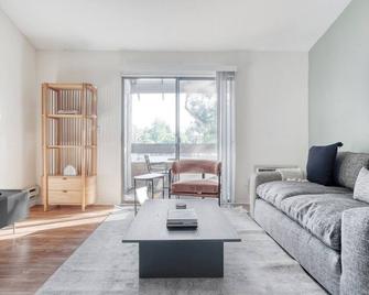 Deluxe Mountain View 1BR w/ Gym, Pool & W/D, nr downtown, by Blueground - Mountain View - Living room