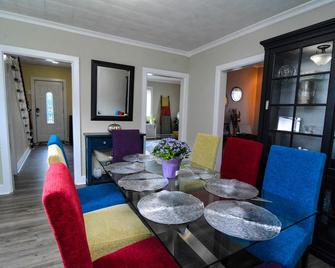 Excellent Location, Family Friendly, Walk to Main St, Close to everything - Bethlehem - Dining room