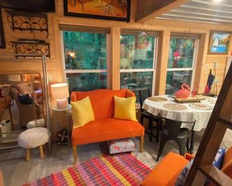 A mini secluded resort on a 7 generation family farm in Piedmont NC. - Siler City - Sala de estar
