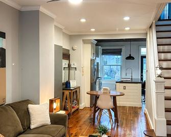 Renovated Baltimore Rowhome for Professionals - 볼티모어 - 거실