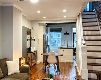 Renovated Baltimore Rowhome for Professionals - Baltimore - Sala de estar