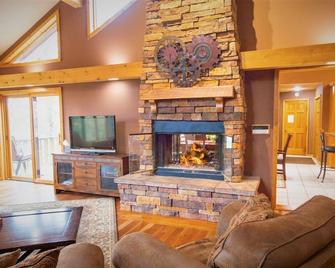 The Lodge: Gorgeous Wooded Retreat on Pristine North Pipe Lake, Hot Tub - Cumberland - Living room