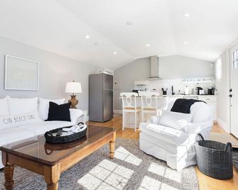 Beautiful Downtown Chatham 1 Bed, Close to the Beach - Newly renovated + Patio - Chatham - Living room