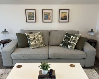 Cozy farmhouse style loft with lake access! - Stony Plain - Wohnzimmer