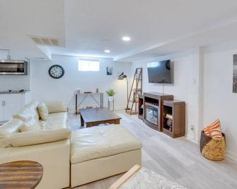 Sleek and Central Centennial Apartment with Fireplace! - Centennial - Oturma odası