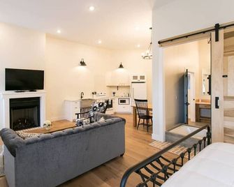 Unique Rustic Suite with Jacuzzi Tub, Kitchen, Fireplace, and Living Room - Millersburg - Obývací pokoj