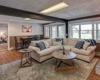 Secluded Lakefront Retreat on the Whitefish Lake Chain of Lakes - Pine River - Living room
