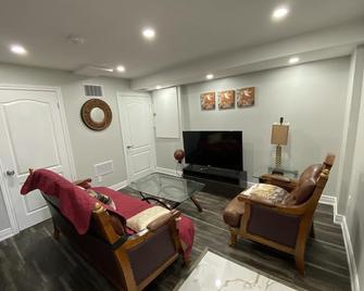 Newly Renovated Basement w/ Private Entrance, 5 mins walk to Headwaters Hospital - Orangeville - Вітальня