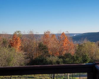 Fawn Crest - Timber Frame Retreat, 20 acres, Firepit, 5 mins to Alfred U/State - Alfred Station - Balcony