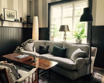 Villamilsten Bed & Breakfast - Lidköping - Wohnzimmer