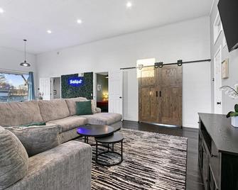 The Waterfront - Waterslide Game Room Sleeps 26 - Oconto - Sala de estar