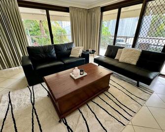 Downtown Delight 2BR Getaway with Pool - Darwin - Living room