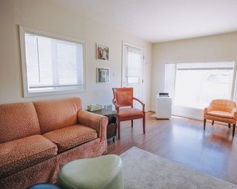 Daffodil House 3-bedrooms in welcoming Prineville perfect for relaxing - Prineville - Huiskamer