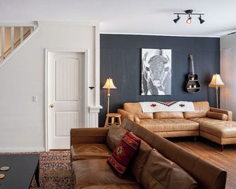 The Downtown Hive by Revelstoke Vacations - Revelstoke - Living room