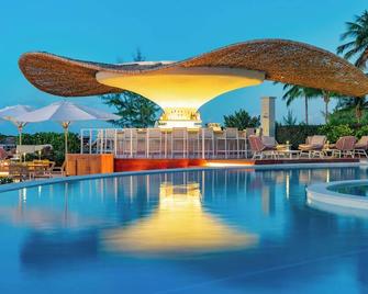 Escape to Tranquil Paradise with Pool, Gourmet Dining, and Oceanfront Access - พรอวิเดนเซียลิส - สระว่ายน้ำ