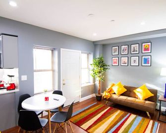 ✪ Beautiful 2BR +Balcony ✪ 30mins to Manhattan - ברוקלין - סלון