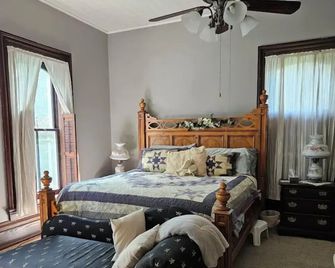 1873 Victorian Rose B & B - Port Washington