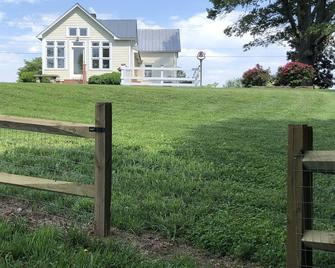 19th Century Farmhouse in Beautiful Country Setting! - Statesville - Outdoors view